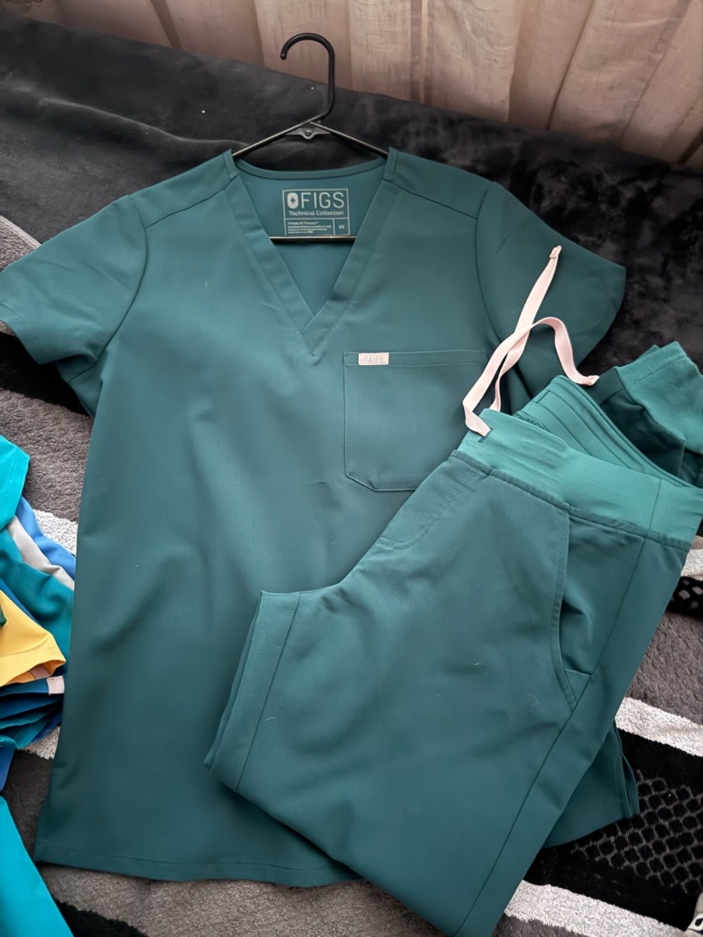 Figs Caribbean Blue Xsmall Catarina Top and  Small Jogger Pants